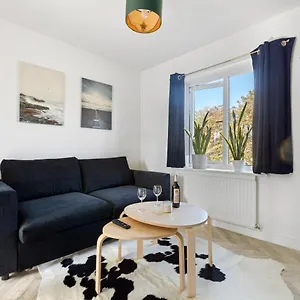 Tranquil 1 Bed Flat In East Apartment